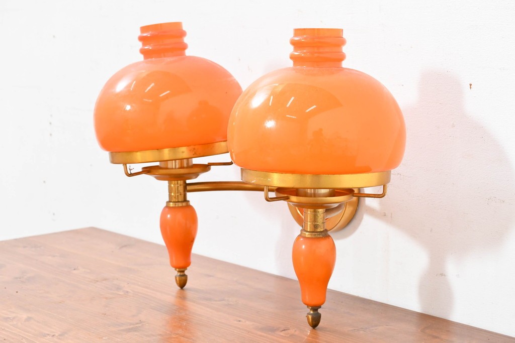 和製ヴィンテージ　被せガラスの温かな趣が漂うレトロデザインの壁掛け2灯照明　(R-084116)