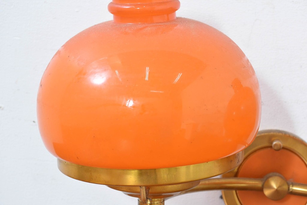 和製ヴィンテージ　被せガラスの温かな趣が漂うレトロデザインの壁掛け2灯照明　(R-084116)