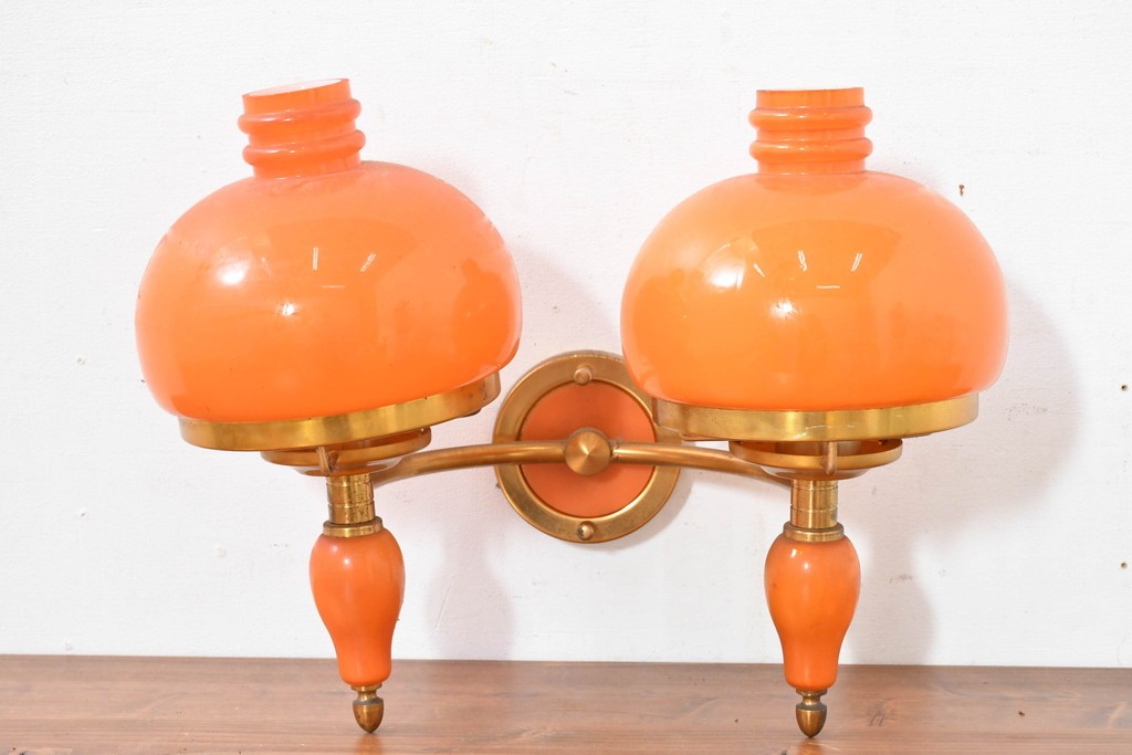 和製ヴィンテージ　被せガラスの温かな趣が漂うレトロデザインの壁掛け2灯照明　(R-084116)