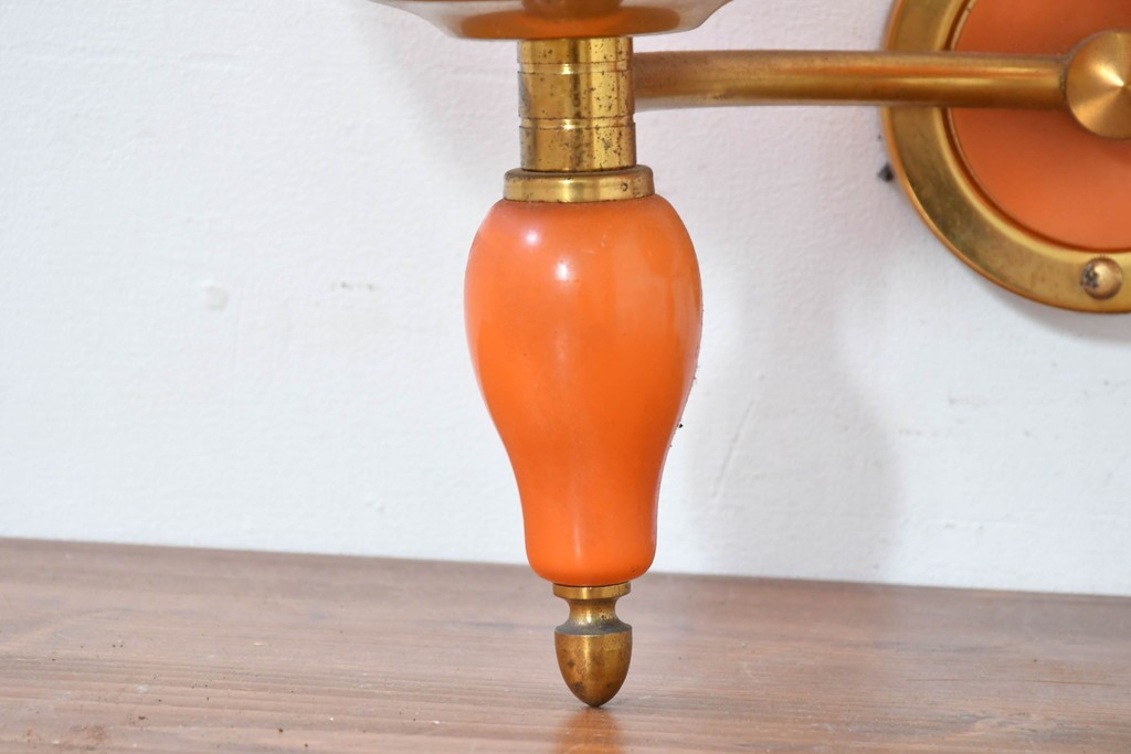 和製ヴィンテージ　被せガラスの温かな趣が漂うレトロデザインの壁掛け2灯照明　(R-084116)