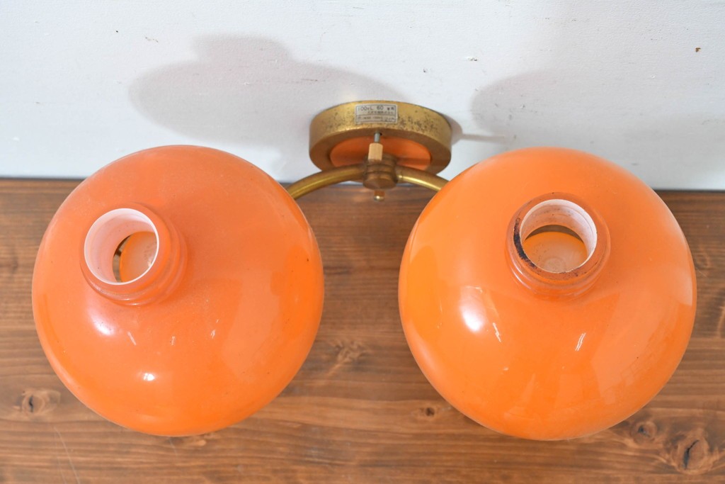 和製ヴィンテージ　被せガラスの温かな趣が漂うレトロデザインの壁掛け2灯照明　(R-084116)