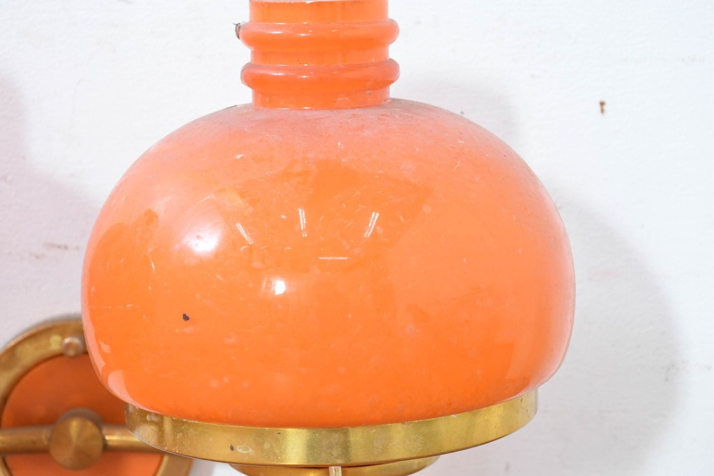 和製ヴィンテージ　被せガラスの温かな趣が漂うレトロデザインの壁掛け2灯照明　(R-084117)