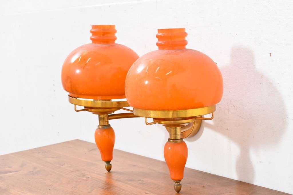 和製ヴィンテージ　被せガラスの温かな趣が漂うレトロデザインの壁掛け2灯照明　(R-084117)