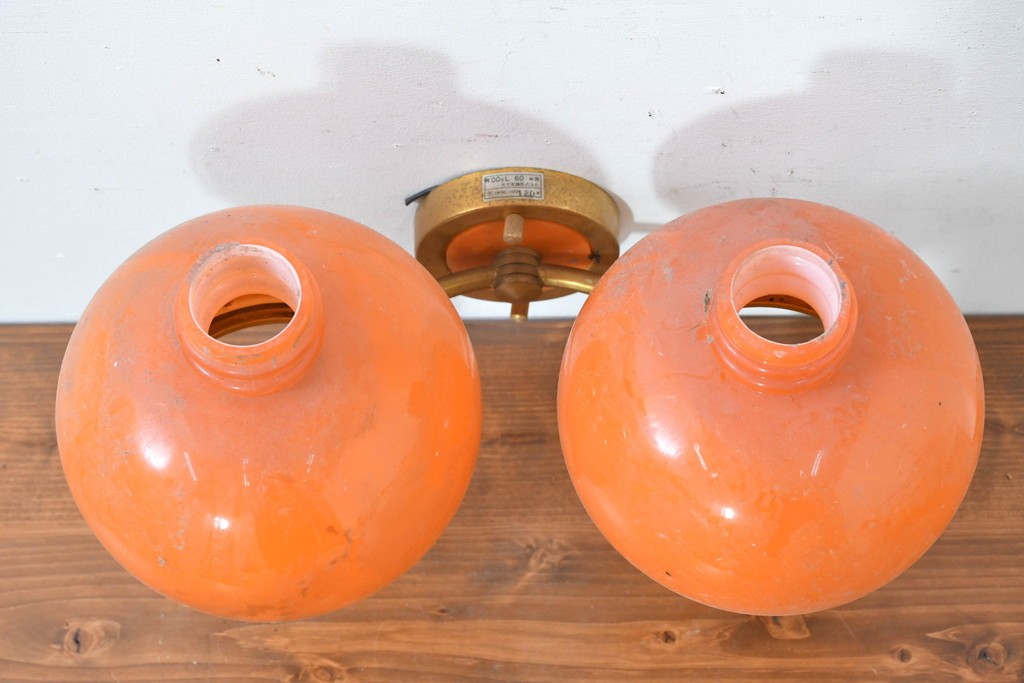 和製ヴィンテージ　被せガラスの温かな趣が漂うレトロデザインの壁掛け2灯照明　(R-084117)