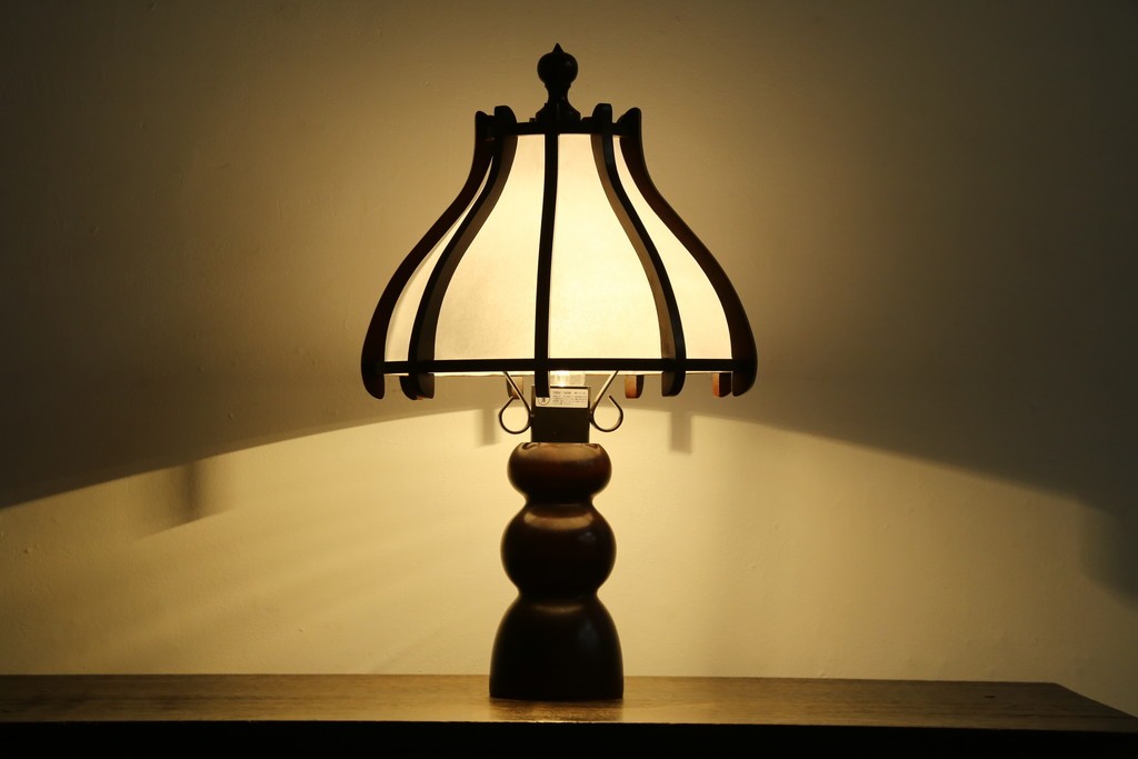 和製ヴィンテージ　北海道民芸家具　木枠の曲線と挽物脚が印象的な卓上照明　(R-084123)