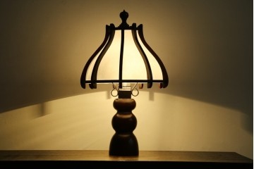 和製ヴィンテージ　北海道民芸家具　木枠の曲線と挽物脚が印象的な卓上照明　(R-084123)