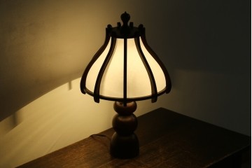 和製ヴィンテージ　北海道民芸家具　木枠の曲線と挽物脚が印象的な卓上照明　(R-084123)