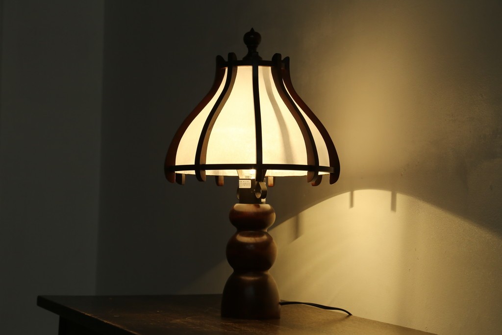 和製ヴィンテージ　北海道民芸家具　木枠の曲線と挽物脚が印象的な卓上照明　(R-084123)