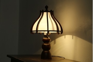 和製ヴィンテージ　北海道民芸家具　木枠の曲線と挽物脚が印象的な卓上照明　(R-084123)