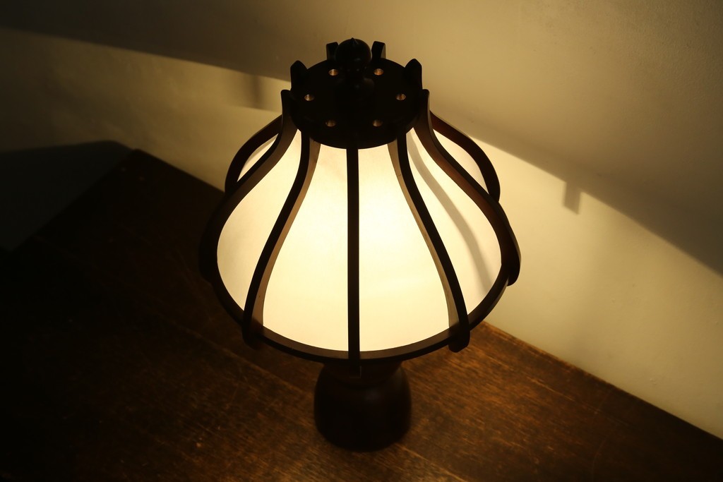 和製ヴィンテージ　北海道民芸家具　木枠の曲線と挽物脚が印象的な卓上照明　(R-084123)