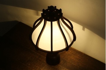 和製ヴィンテージ　北海道民芸家具　木枠の曲線と挽物脚が印象的な卓上照明　(R-084123)