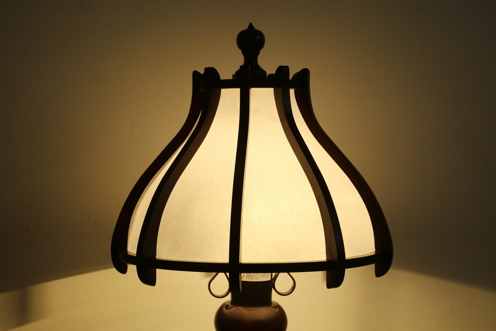 和製ヴィンテージ　北海道民芸家具　木枠の曲線と挽物脚が印象的な卓上照明　(R-084123)