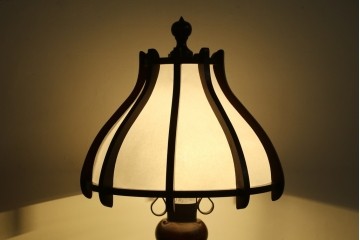 和製ヴィンテージ　北海道民芸家具　木枠の曲線と挽物脚が印象的な卓上照明　(R-084123)