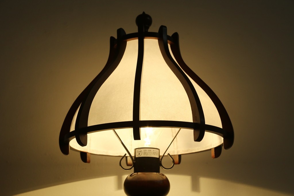 和製ヴィンテージ　北海道民芸家具　木枠の曲線と挽物脚が印象的な卓上照明　(R-084123)
