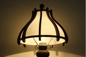 和製ヴィンテージ　北海道民芸家具　木枠の曲線と挽物脚が印象的な卓上照明　(R-084123)