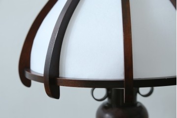 和製ヴィンテージ　北海道民芸家具　木枠の曲線と挽物脚が印象的な卓上照明　(R-084123)