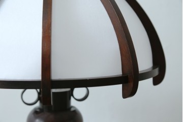 和製ヴィンテージ　北海道民芸家具　木枠の曲線と挽物脚が印象的な卓上照明　(R-084123)