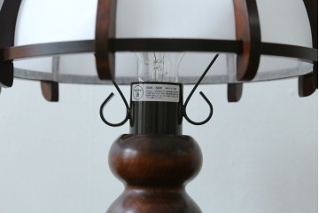 和製ヴィンテージ　北海道民芸家具　木枠の曲線と挽物脚が印象的な卓上照明　(R-084123)