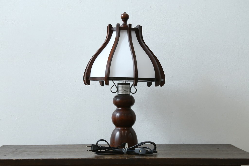 和製ヴィンテージ　北海道民芸家具　木枠の曲線と挽物脚が印象的な卓上照明　(R-084123)