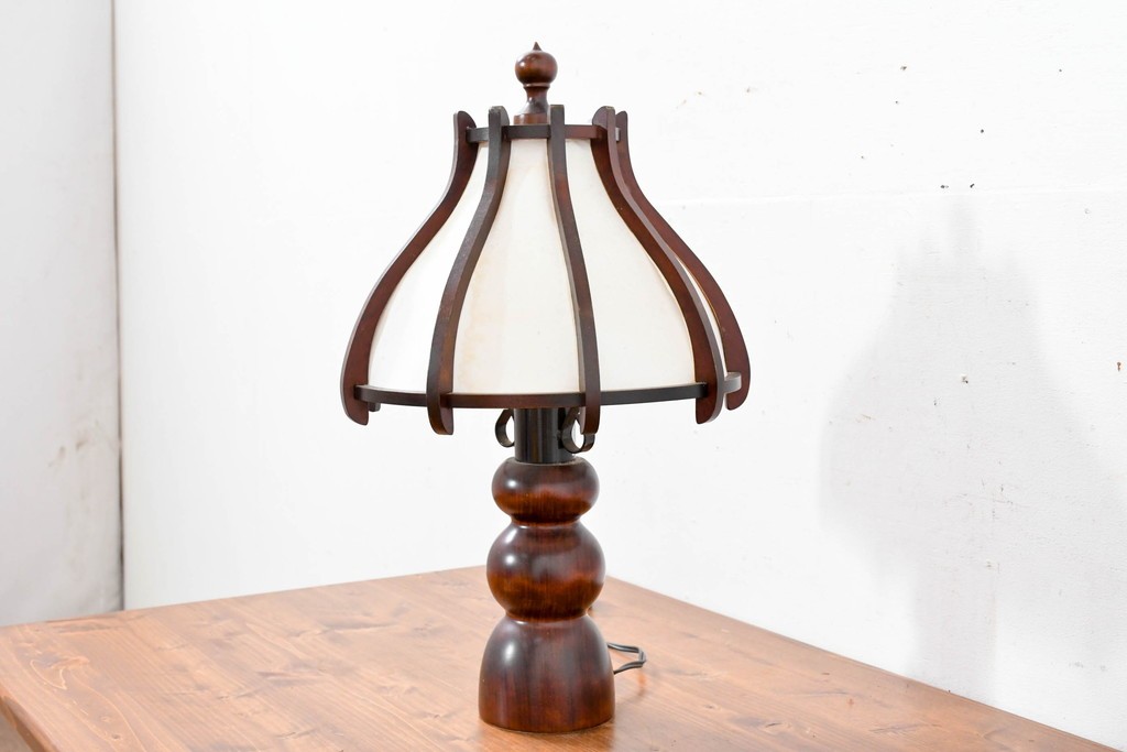 和製ヴィンテージ　北海道民芸家具　木枠の曲線と挽物脚が印象的な卓上照明　(R-084123)