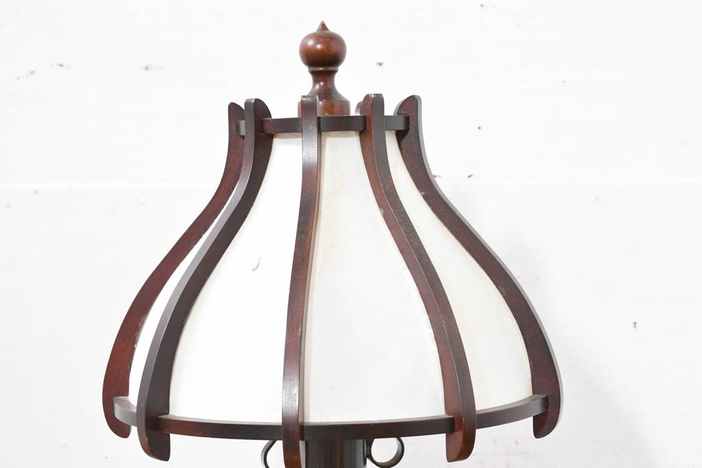 和製ヴィンテージ　北海道民芸家具　木枠の曲線と挽物脚が印象的な卓上照明　(R-084123)