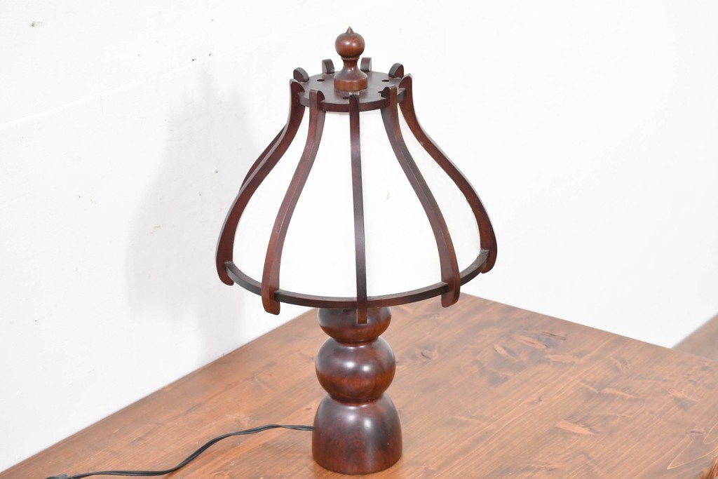 和製ヴィンテージ　北海道民芸家具　木枠の曲線と挽物脚が印象的な卓上照明　(R-084123)