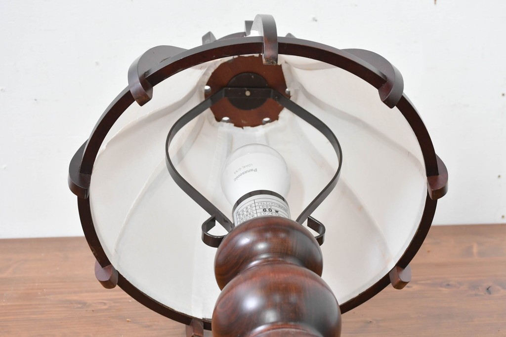 和製ヴィンテージ　北海道民芸家具　木枠の曲線と挽物脚が印象的な卓上照明　(R-084123)