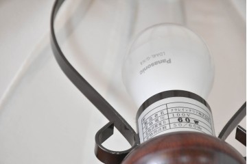 和製ヴィンテージ　北海道民芸家具　木枠の曲線と挽物脚が印象的な卓上照明　(R-084123)