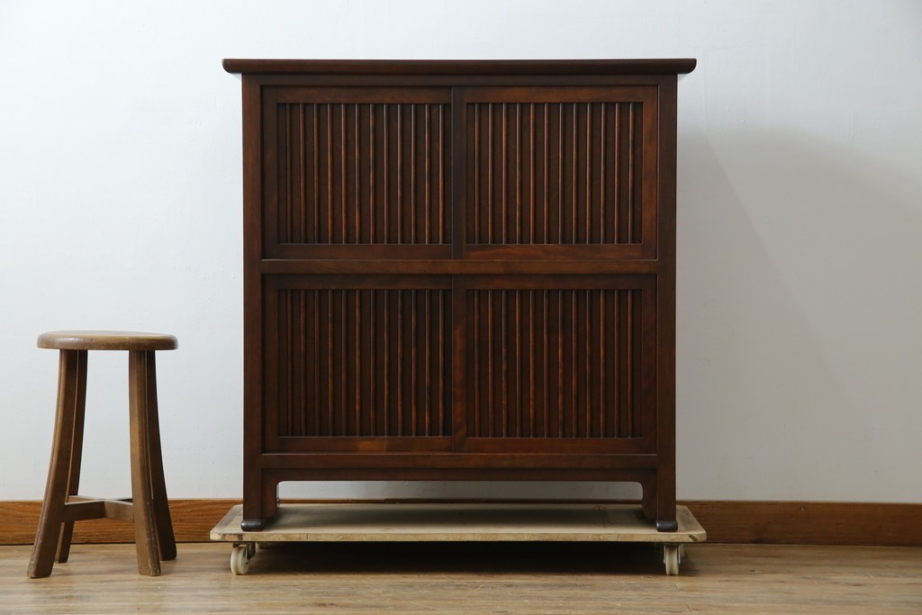 中古　美品　松本民芸家具　A型舞良茶タンス　洗練された佇まいの収納棚　(R-084125)