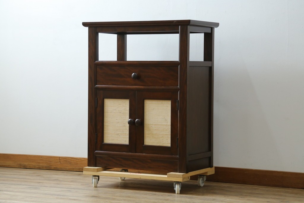 中古　松本民芸家具　和室にも洋室にも馴染む小振りなサイドキャビネット　(R-084126)