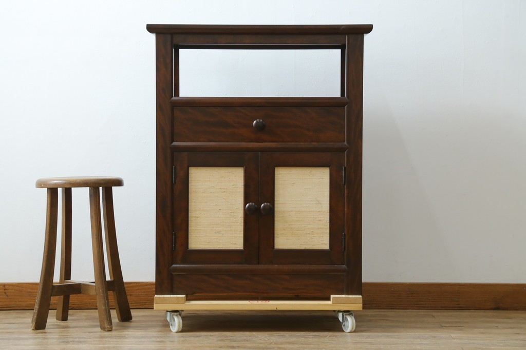 中古　松本民芸家具　和室にも洋室にも馴染む小振りなサイドキャビネット　(R-084126)