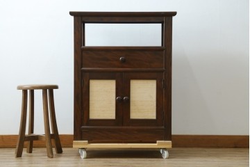 中古　松本民芸家具　和室にも洋室にも馴染む小振りなサイドキャビネット　(R-084126)