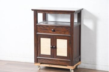 中古　松本民芸家具　和室にも洋室にも馴染む小振りなサイドキャビネット(サイドテーブル、コンソールテーブル、ナイトテーブル、戸棚、収納棚、茶棚、電話台、飾り棚)(R-084126)
