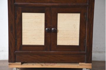 中古　松本民芸家具　和室にも洋室にも馴染む小振りなサイドキャビネット(サイドテーブル、コンソールテーブル、ナイトテーブル、戸棚、収納棚、茶棚、電話台、飾り棚)(R-084126)