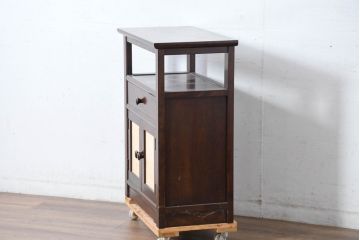 中古　松本民芸家具　和室にも洋室にも馴染む小振りなサイドキャビネット(サイドテーブル、コンソールテーブル、ナイトテーブル、戸棚、収納棚、茶棚、電話台、飾り棚)(R-084126)