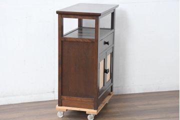 中古　松本民芸家具　和室にも洋室にも馴染む小振りなサイドキャビネット(サイドテーブル、コンソールテーブル、ナイトテーブル、戸棚、収納棚、茶棚、電話台、飾り棚)(R-084126)