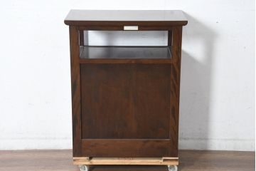 中古　松本民芸家具　和室にも洋室にも馴染む小振りなサイドキャビネット(サイドテーブル、コンソールテーブル、ナイトテーブル、戸棚、収納棚、茶棚、電話台、飾り棚)(R-084126)