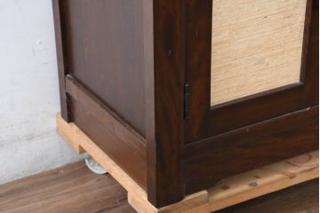 中古　松本民芸家具　和室にも洋室にも馴染む小振りなサイドキャビネット(サイドテーブル、コンソールテーブル、ナイトテーブル、戸棚、収納棚、茶棚、電話台、飾り棚)(R-084126)