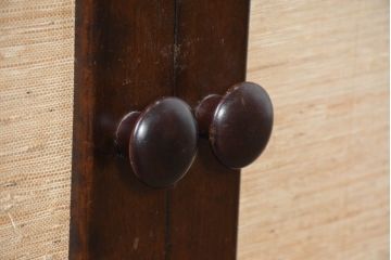 中古　松本民芸家具　和室にも洋室にも馴染む小振りなサイドキャビネット(サイドテーブル、コンソールテーブル、ナイトテーブル、戸棚、収納棚、茶棚、電話台、飾り棚)(R-084126)