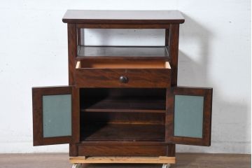 中古　松本民芸家具　和室にも洋室にも馴染む小振りなサイドキャビネット(サイドテーブル、コンソールテーブル、ナイトテーブル、戸棚、収納棚、茶棚、電話台、飾り棚)(R-084126)
