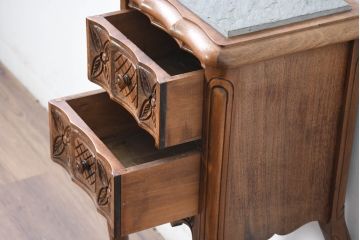 中古　海外輸入家具　天板大理石　クラシックなデザインが魅力の引き出し収納付きサイドテーブル(カフェテーブル、ナイトテーブル、花台、飾り台)(R-084127)