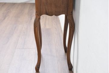 中古　海外輸入家具　天板大理石　クラシックなデザインが魅力の引き出し収納付きサイドテーブル(カフェテーブル、ナイトテーブル、花台、飾り台)(R-084127)