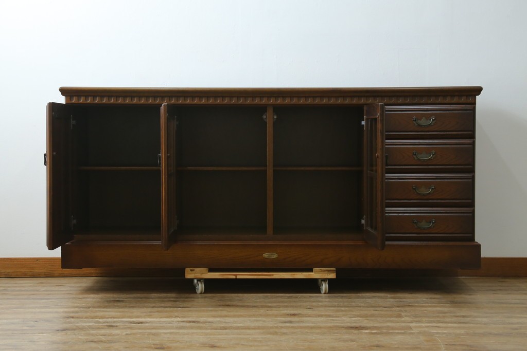 中古　美品　静岡老舗家具メーカー　IDF太田長　栗材　アトランタ(ATLANTA)　上品な彫刻デザインと多機能収納が魅力のサイドボード　(R-084129)
