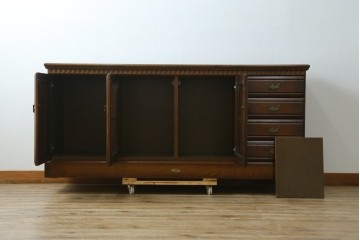 中古　美品　静岡老舗家具メーカー　IDF太田長　栗材　アトランタ(ATLANTA)　上品な彫刻デザインと多機能収納が魅力のサイドボード　(R-084129)