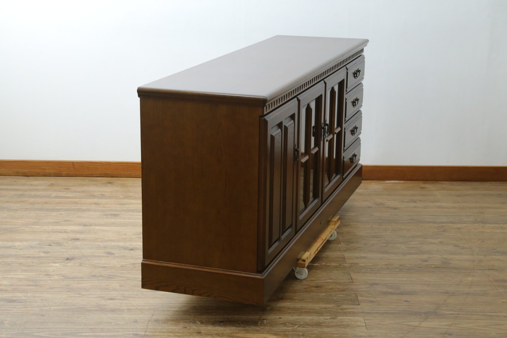 中古　美品　静岡老舗家具メーカー　IDF太田長　栗材　アトランタ(ATLANTA)　上品な彫刻デザインと多機能収納が魅力のサイドボード　(R-084129)