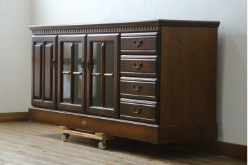 中古　美品　静岡老舗家具メーカー　IDF太田長　栗材　アトランタ(ATLANTA)　上品な彫刻デザインと多機能収納が魅力のサイドボード　(R-084129)