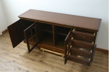 中古　美品　静岡老舗家具メーカー　IDF太田長　栗材　アトランタ(ATLANTA)　上品な彫刻デザインと多機能収納が魅力のサイドボード　(R-084129)