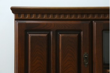中古　美品　静岡老舗家具メーカー　IDF太田長　栗材　アトランタ(ATLANTA)　上品な彫刻デザインと多機能収納が魅力のサイドボード　(R-084129)