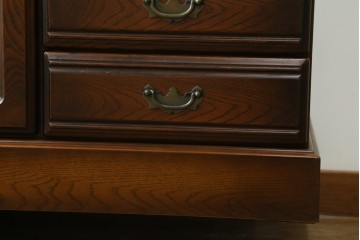 中古　美品　静岡老舗家具メーカー　IDF太田長　栗材　アトランタ(ATLANTA)　上品な彫刻デザインと多機能収納が魅力のサイドボード　(R-084129)
