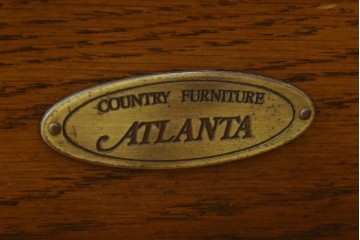中古　美品　静岡老舗家具メーカー　IDF太田長　栗材　アトランタ(ATLANTA)　上品な彫刻デザインと多機能収納が魅力のサイドボード　(R-084129)